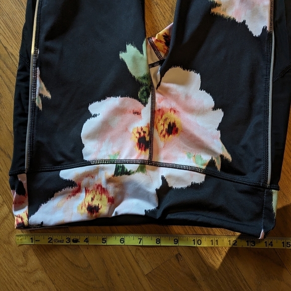 Everlast Medium Black & Floral Leggings w/ Reflective Stripe on Sides - Picture 5 of 6